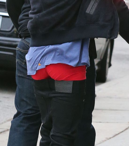 On też uległ modzie na pokazywanie pośladków? (FOTO)