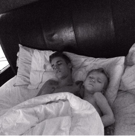 Justin Bieber w jednym łóżku z czterolatkiem (FOTO)