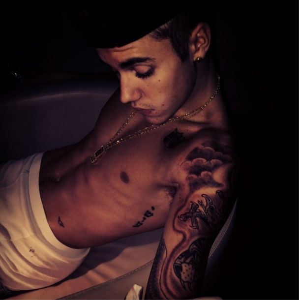 Kto zafundował sobie orła na ramieniu? (FOTO)