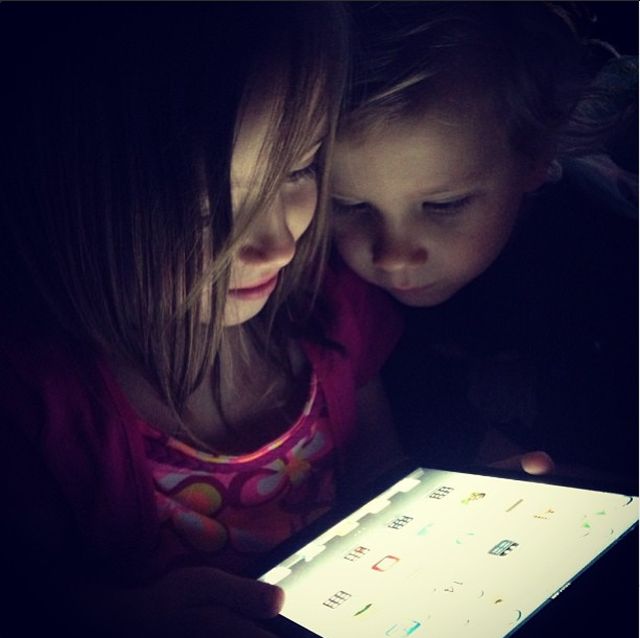 Tajemnicza dziewczyna na kanapie Justina Biebera (FOTO)