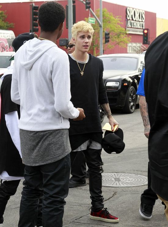 Bieber ma nietypowy sposób na poderwanie tej dziewczyny Bieber ma nietypowy sposób na poderwanie tej dziewczyny