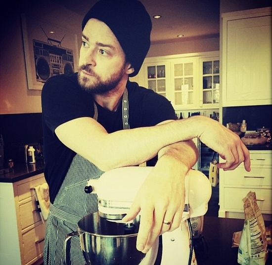 Justin Timberlake gotuje w czapce 
