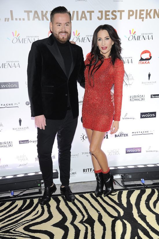 OMG! Założyła czerwone skarpetki do czerwonej mini! (FOTO)