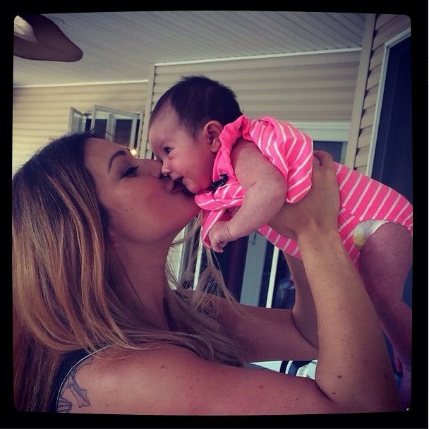 Nie może się powstrzymać przed chwaleniem się tą kruszynką 