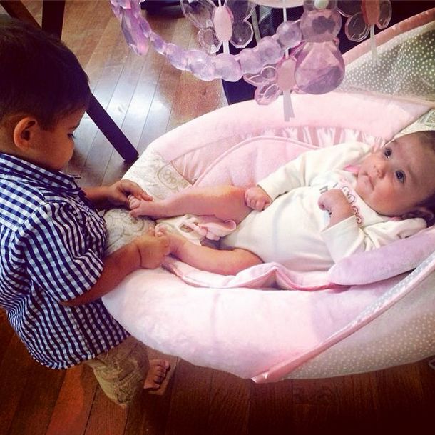 Nie może się powstrzymać przed chwaleniem się tą kruszynką 