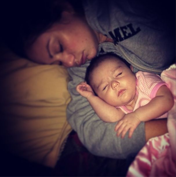 Nie może się powstrzymać przed chwaleniem się tą kruszynką 