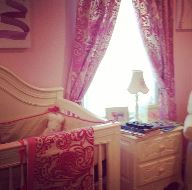 Nie może się powstrzymać przed chwaleniem się tą kruszynką 