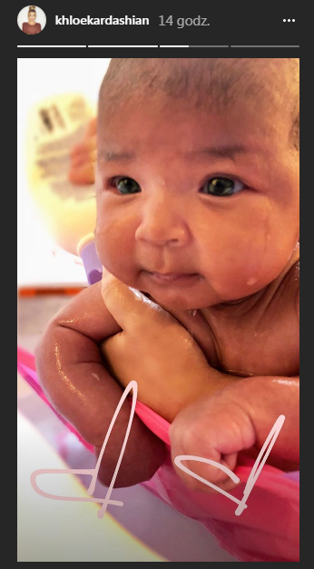 Khloe pokazała jak kąpie małą True!