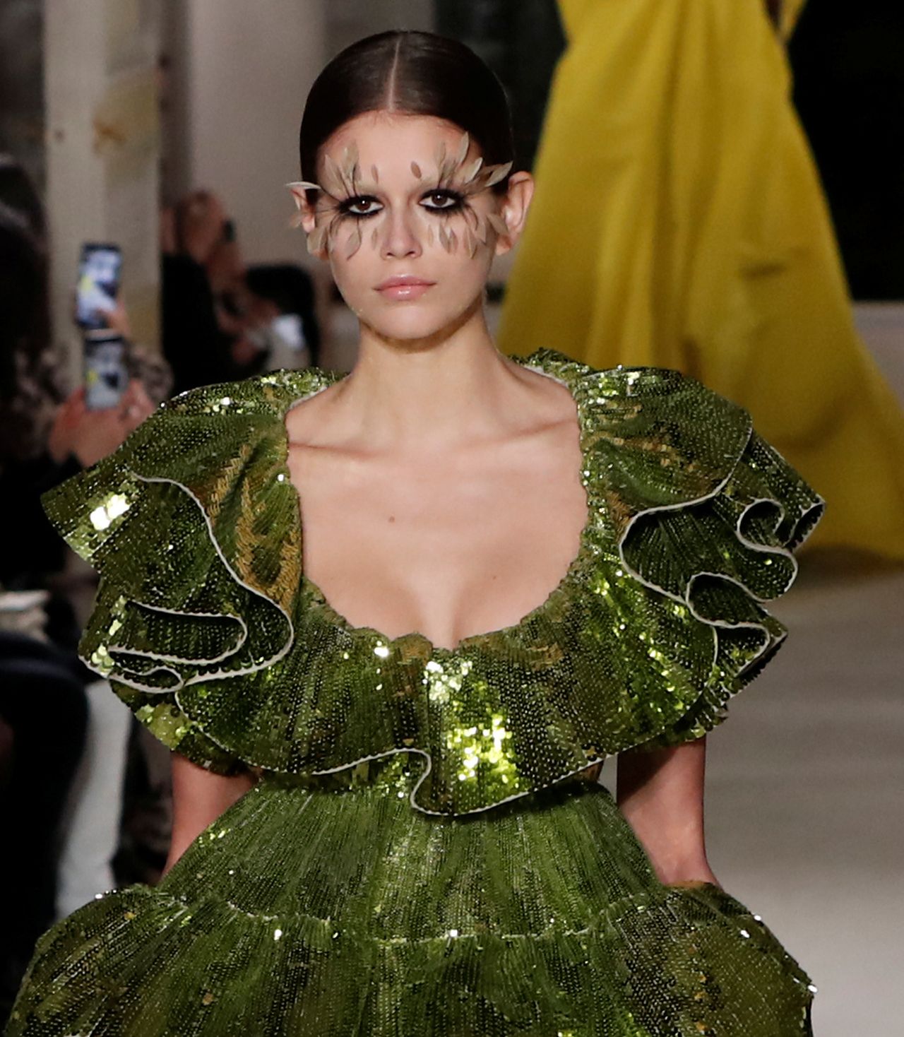 17-letnia Kaia Gerber na wybiegach Chanel i Valentino na paryskim Fashion Week 17-letnia Kaia Gerber na wybiegach Chanel i Valentino na paryskim Fashion Week