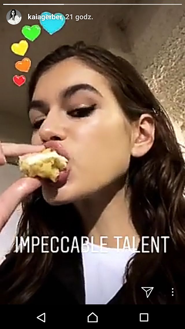 Wygłodzona Kaia Gerber RZUCIŁA SIĘ na jedzenie podczas Fashion Week