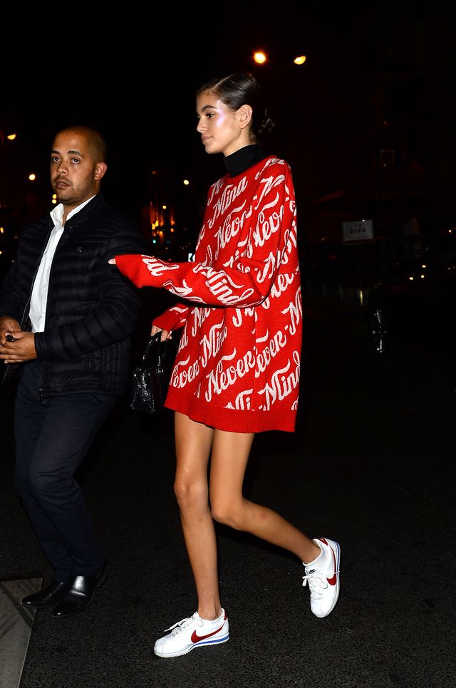 Wygłodzona Kaia Gerber RZUCIŁA SIĘ na jedzenie podczas Fashion Week Wygłodzona Kaia Gerber RZUCIŁA SIĘ na jedzenie podczas Fashion Week