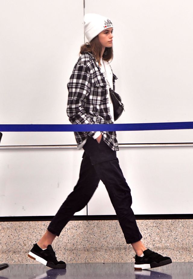 Wygłodzona Kaia Gerber RZUCIŁA SIĘ na jedzenie podczas Fashion Week Wygłodzona Kaia Gerber RZUCIŁA SIĘ na jedzenie podczas Fashion Week