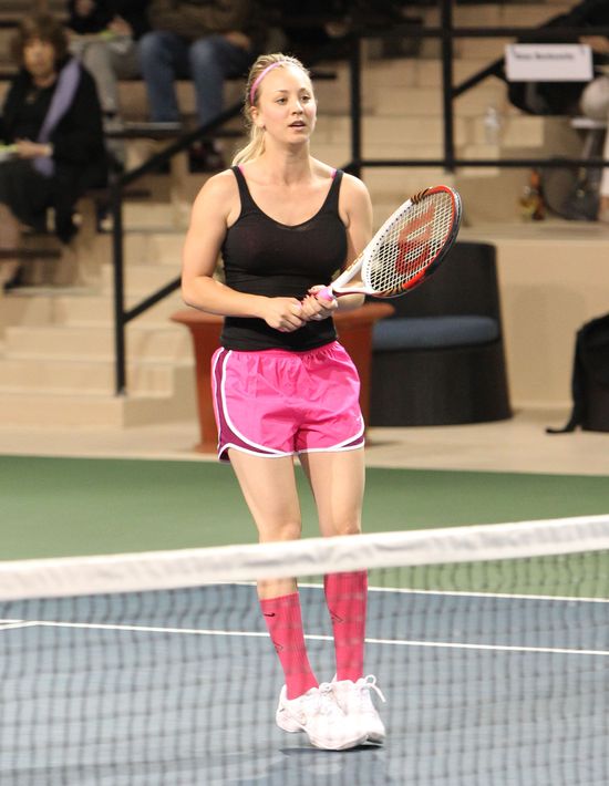 Kaley Cuoco wszczepiła implanty w piersi, gdy miała...