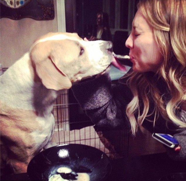 Niedawno wyszła za mąż, a całuje się i sypia z psem (FOTO)