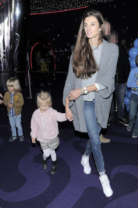 Kamila Szczawińska pozuje z dziećmi (FOTO) Kamila Szczawińska pozuje z dziećmi (FOTO)