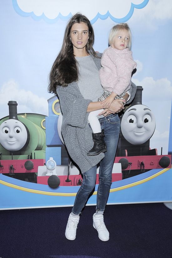 Kamila Szczawińska pozuje z dziećmi (FOTO) Kamila Szczawińska pozuje z dziećmi (FOTO)