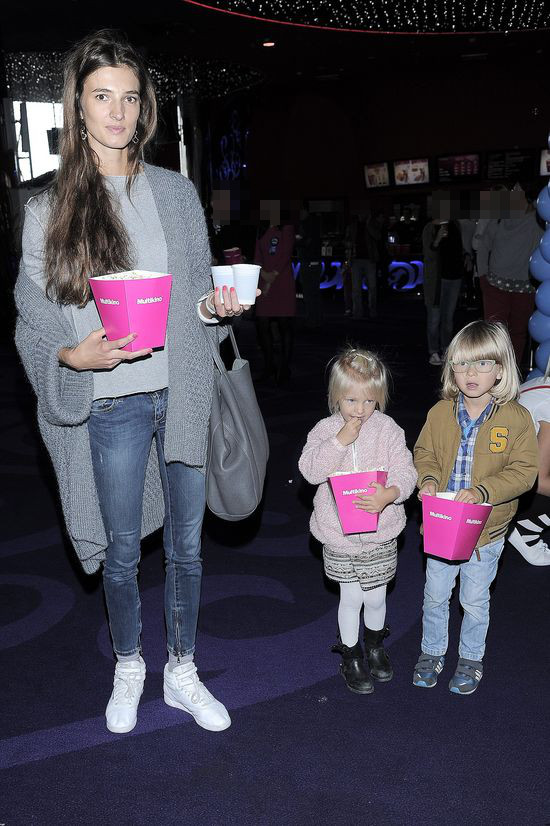 Kamila Szczawińska pozuje z dziećmi (FOTO) Kamila Szczawińska pozuje z dziećmi (FOTO)