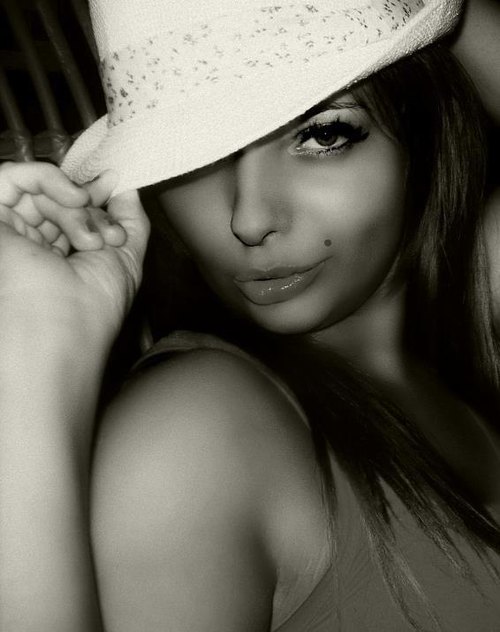 Kamila Wybrańczyk, dziewczyna Artura Szpilki, śpiewa