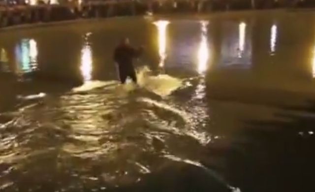 Kanye West w Armenii próbował chodzić po wodzie (VIDEO) Kanye West w Armenii próbował chodzić po wodzie (VIDEO)