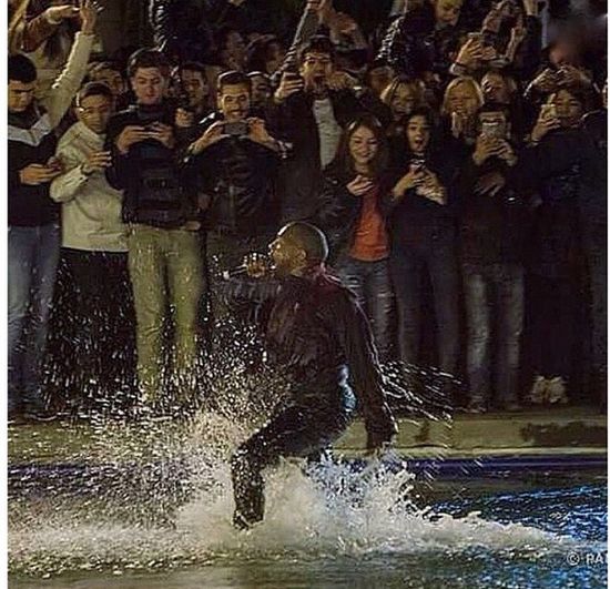 Kanye West w Armenii próbował chodzić po wodzie (VIDEO) Kanye West w Armenii próbował chodzić po wodzie (VIDEO)