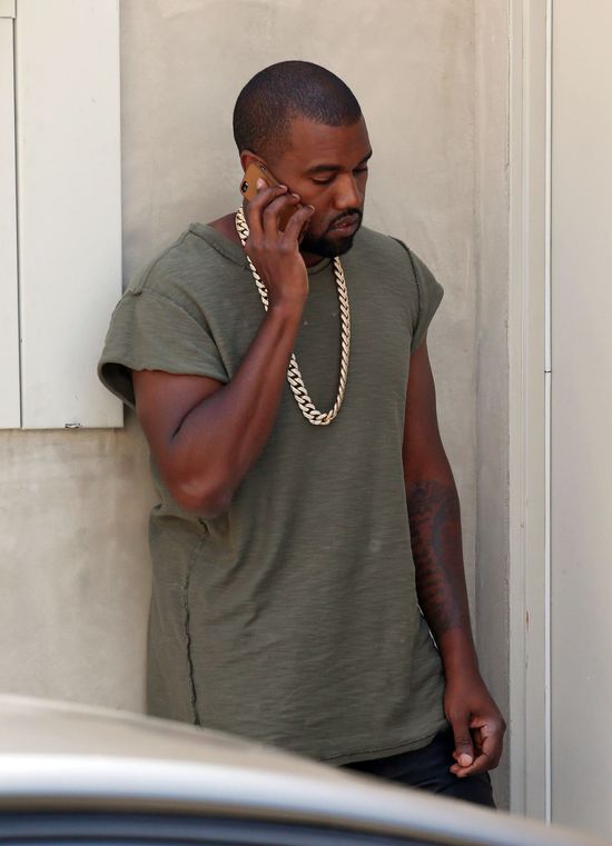 Fan pomachał do Kanye Westa protezą nogi!