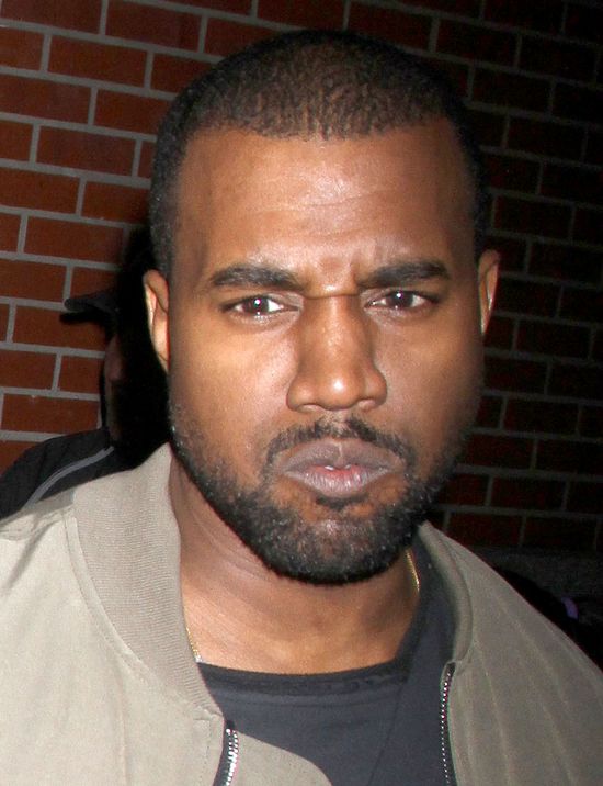 Fan pomachał do Kanye Westa protezą nogi!