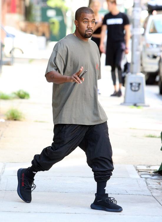 SKANDAL na pokazie kolekcji Kanye Westa! (Twitter) SKANDAL na pokazie kolekcji Kanye Westa! (Twitter)