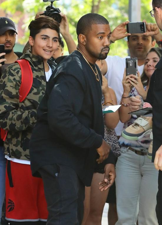 SKANDAL na pokazie kolekcji Kanye Westa! (Twitter) SKANDAL na pokazie kolekcji Kanye Westa! (Twitter)