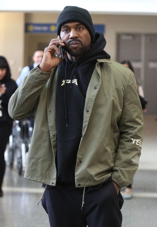 Koczują pod sklepem za trampkami Kanye Westa