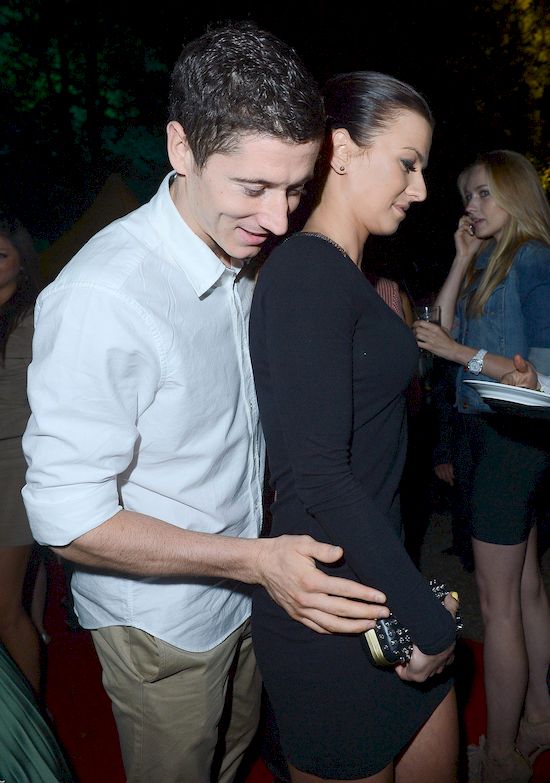 Robert Lewandowski pokazuje urocze zdjęcie z dzieckiem! Jest jednak jedno ALE Robert Lewandowski pokazuje urocze zdjęcie z dzieckiem! Jest jednak jedno ALE