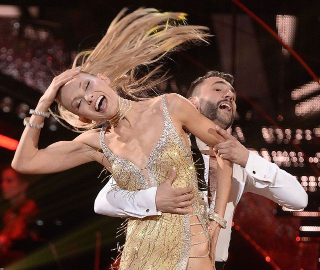 Falujące biusty i rozwiane włosy w Tańcu z gwiazdami (FOTO) Falujące biusty i rozwiane włosy w Tańcu z gwiazdami (FOTO)