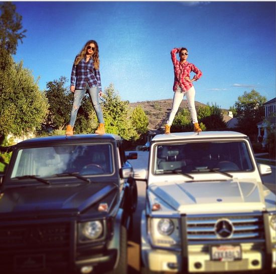 Po co Kardshiankom super drogie auta? (FOTO)  