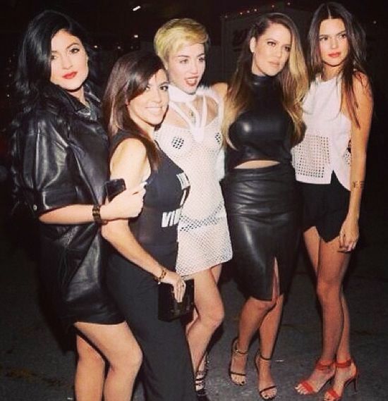 Klan Kardashianek pozuje z Miley Cyrus (FOTO)