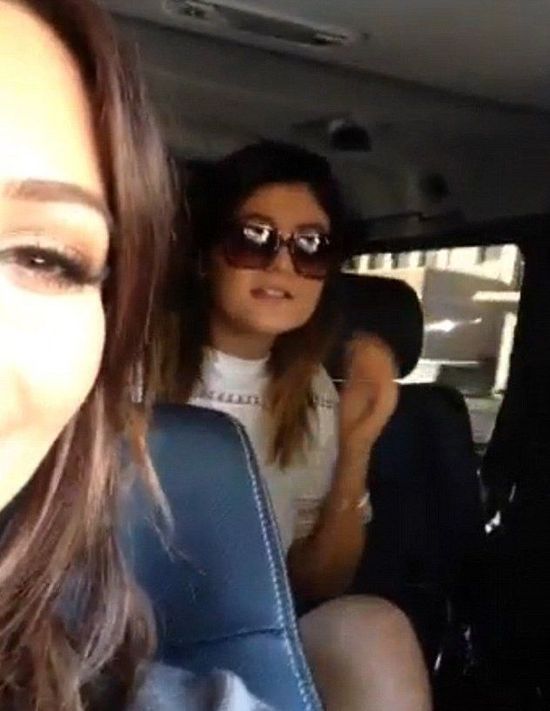 Jak śpiewają siostry Kardashian? (VIDEO) Jak śpiewają siostry Kardashian? (VIDEO)