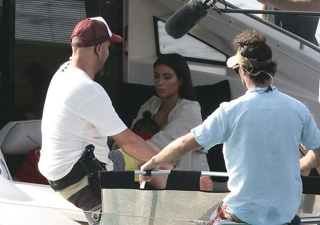 Kardashianki prężą się w bikini przed kamerami (FOTO)