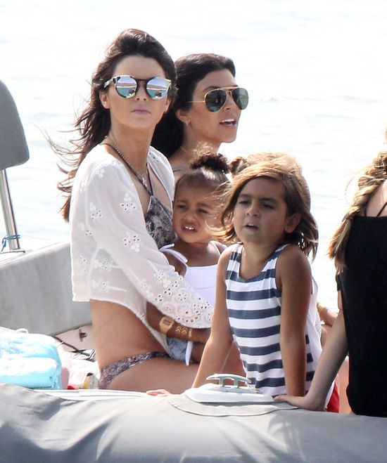 Kardashianki prężą się w bikini przed kamerami (FOTO)