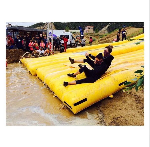 Co powiecie na Kardashianki tarzające się w błocie? (FOTO) Co powiecie na Kardashianki tarzające się w błocie? (FOTO)