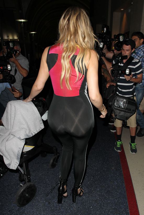 Kombinezon omal nie strzelił jej na pupie (FOTO)