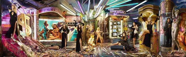 Znaczenie świątecznej kartki Kardashianów jest niepokojące