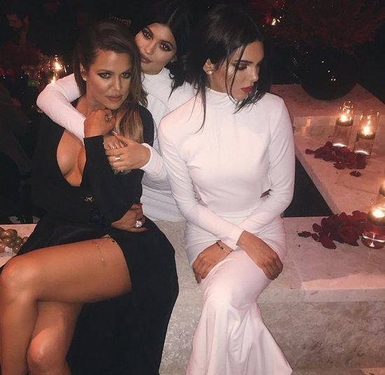 Kylie Jenner Wigilię spędziła w GORSECIE WYSZCZUPLAJĄCYM!