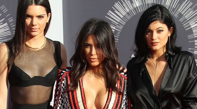 Kolor szminki a typ urody, czyli jak gwiazdy dobierają odcień pomadki