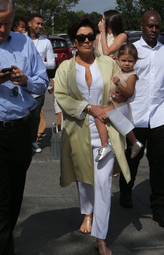 Rodzina Kardashianów zrobiła cyrk pod kościołem (FOTO)