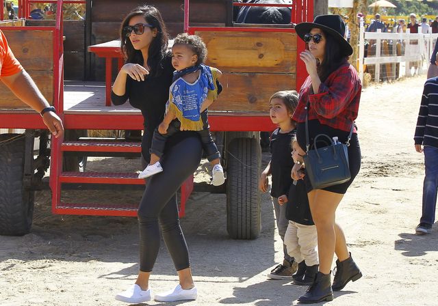 Klan Kardashianów wybiera dynie (FOTO)