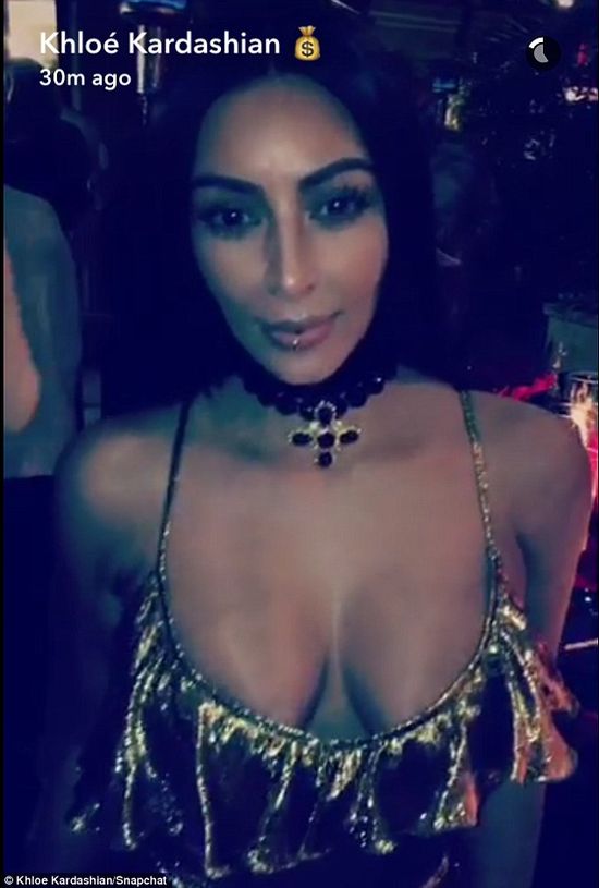 Kim Kardashian objawiła się na Instagramie z okazji Świąt (FOTO) Kim Kardashian objawiła się na Instagramie z okazji Świąt (FOTO)