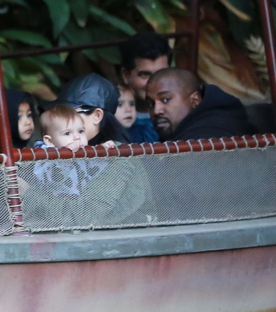 Rodzina Kardashianów zaszalała w Disneylandzie (FOTO)