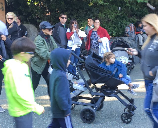 Rodzina Kardashianów zaszalała w Disneylandzie (FOTO)