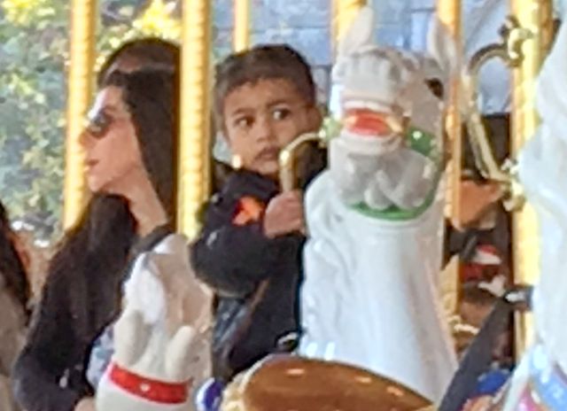 Rodzina Kardashianów zaszalała w Disneylandzie (FOTO)