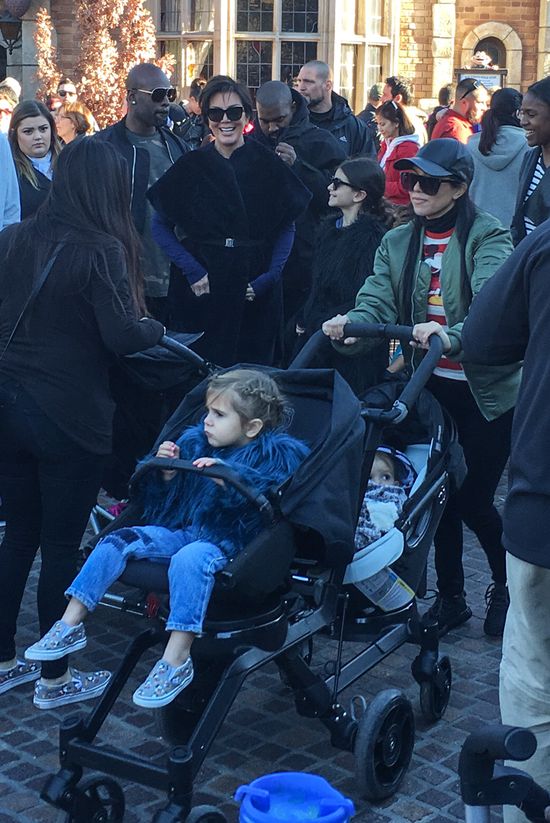 Rodzina Kardashianów zaszalała w Disneylandzie (FOTO)