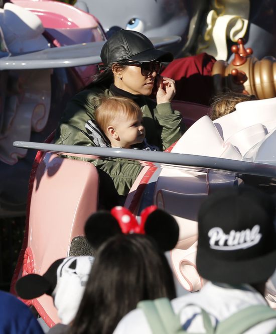 Rodzina Kardashianów zaszalała w Disneylandzie (FOTO)