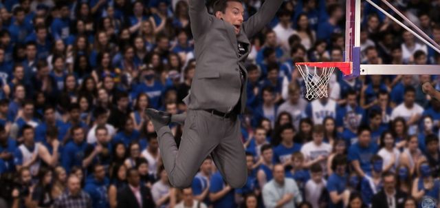 Jimmy Fallon pobiera lekcje modelingu u Karlie Kloss Jimmy Fallon pobiera lekcje modelingu u Karlie Kloss